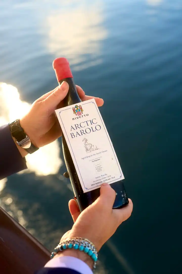 Eine Flasche „Arctic Barolo“ mit Etikett an Bord eines Schiffes