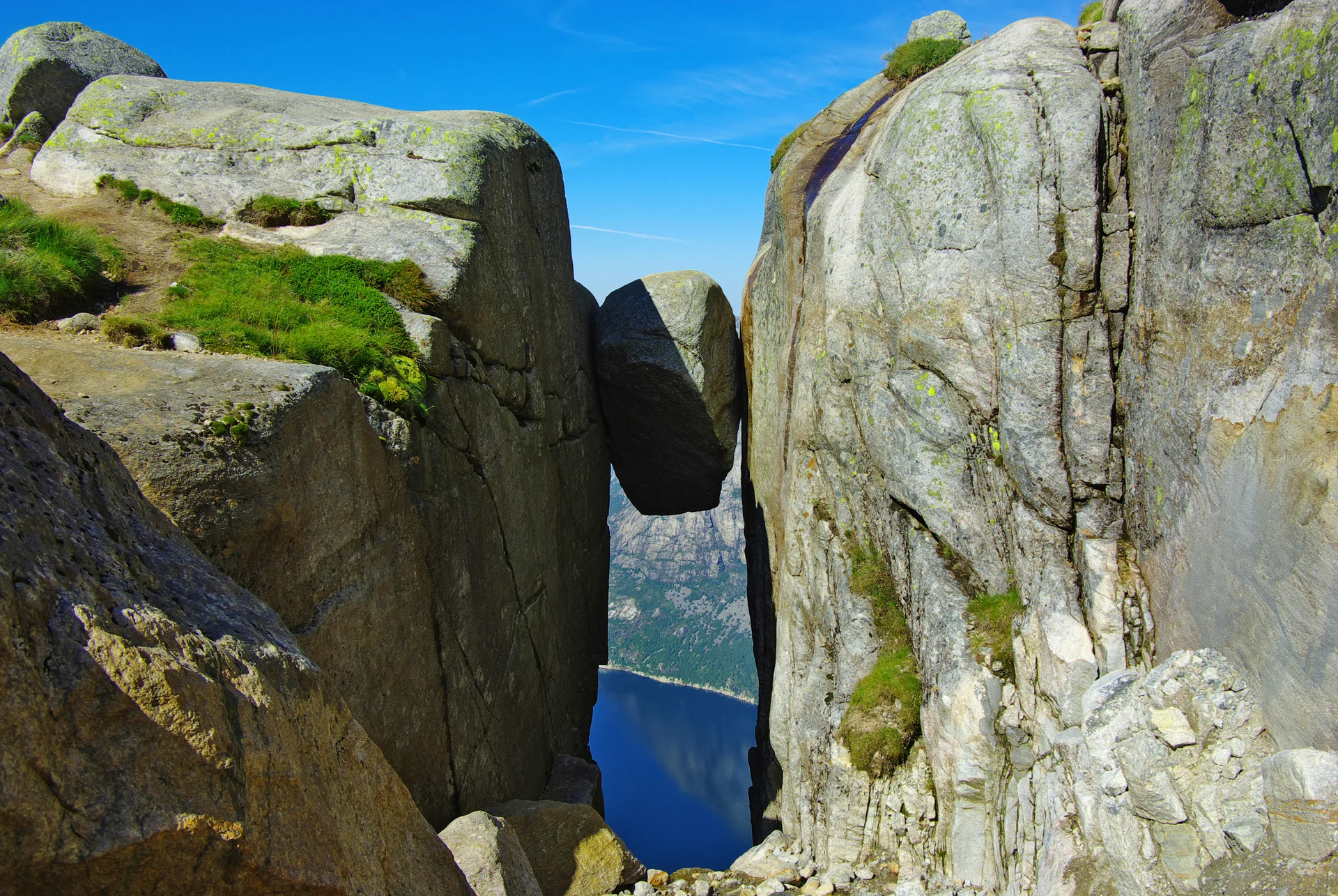 kjeragbolten-lysefjord-139067-Shutterstock