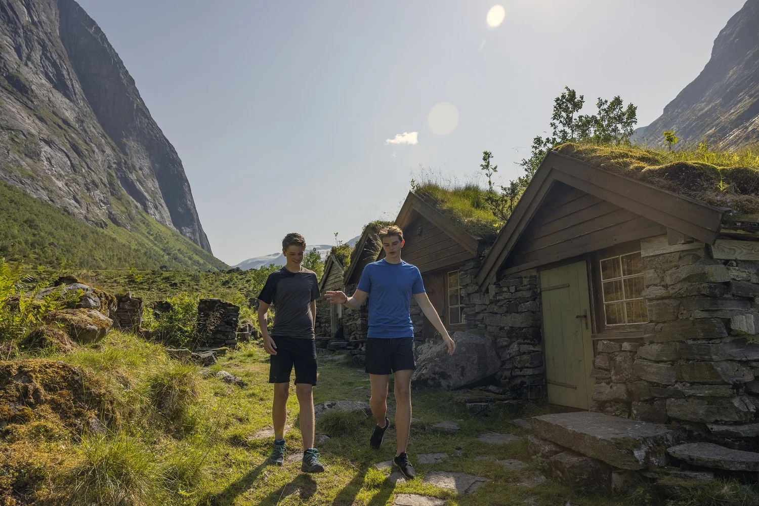 Deux randonneurs masculins lors d'une promenade en montagne à Urke