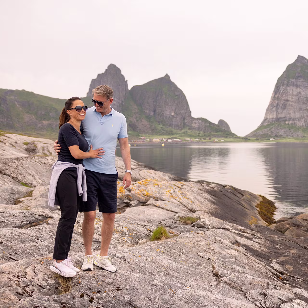 Un couple en randonnée à Traena, en Norvège. Photo : Espen Mills