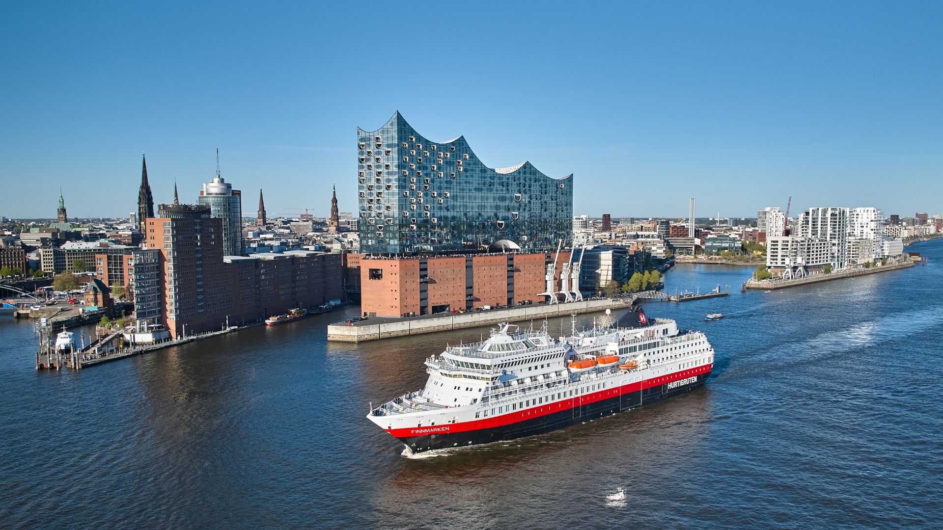 MS Finnmarken fährt in Hamburg auf der Elbe, vorbei an der Elbphilharmonie. © AUSSENBORDER  Hurtigruten
