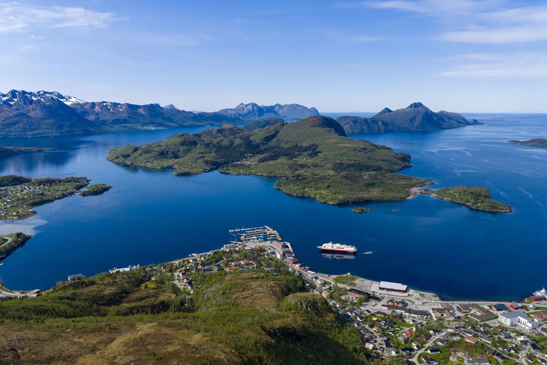 MS-Nordnorge-sailing-into-Ornes-HGR-170579_Espen-Mills