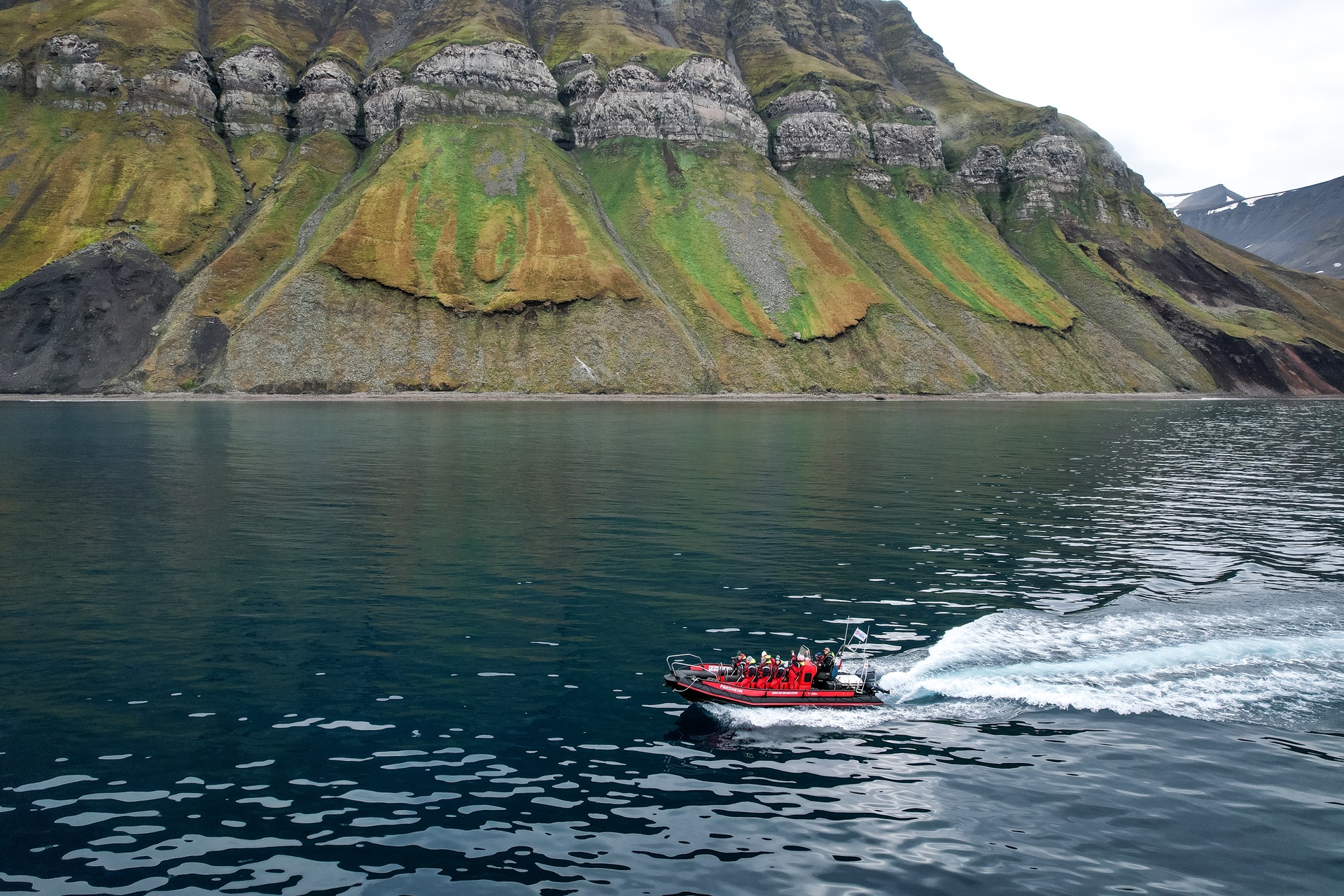 hurtigruten-svalbard-open-boat-dramatic-isfjord-colesbay-thomas-griesbeck