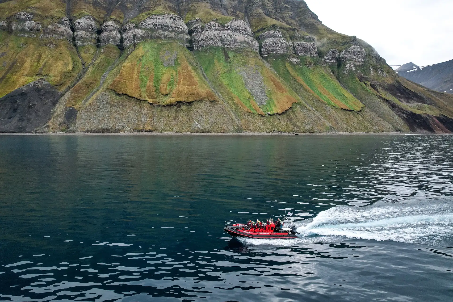hurtigruten-svalbard-open-boat-dramatic-isfjord-colesbay-thomas-griesbeck