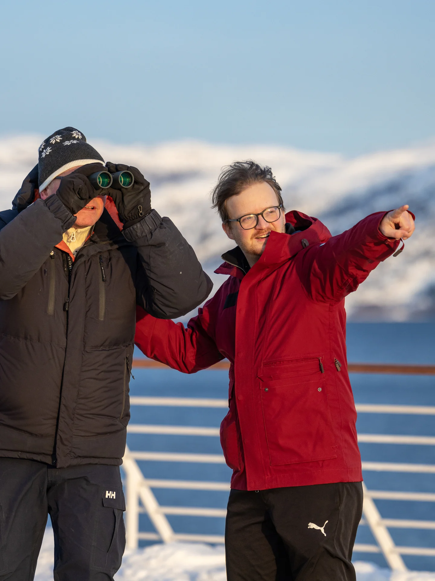 Coastal Expedition Team interaction HGR 168415 Photo Espen Mills 3x4