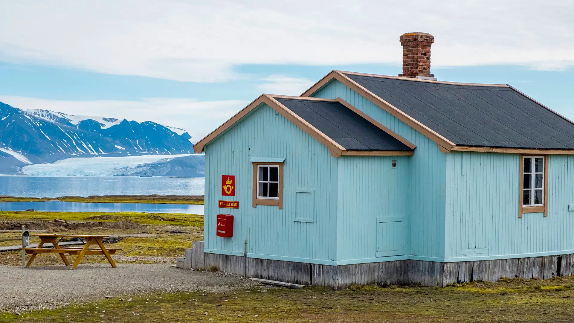 Ny-Alesund-Post-Office-Svalbard-HGR-124393-Photo Andrea Klaussner retusj himmel 1920x1080