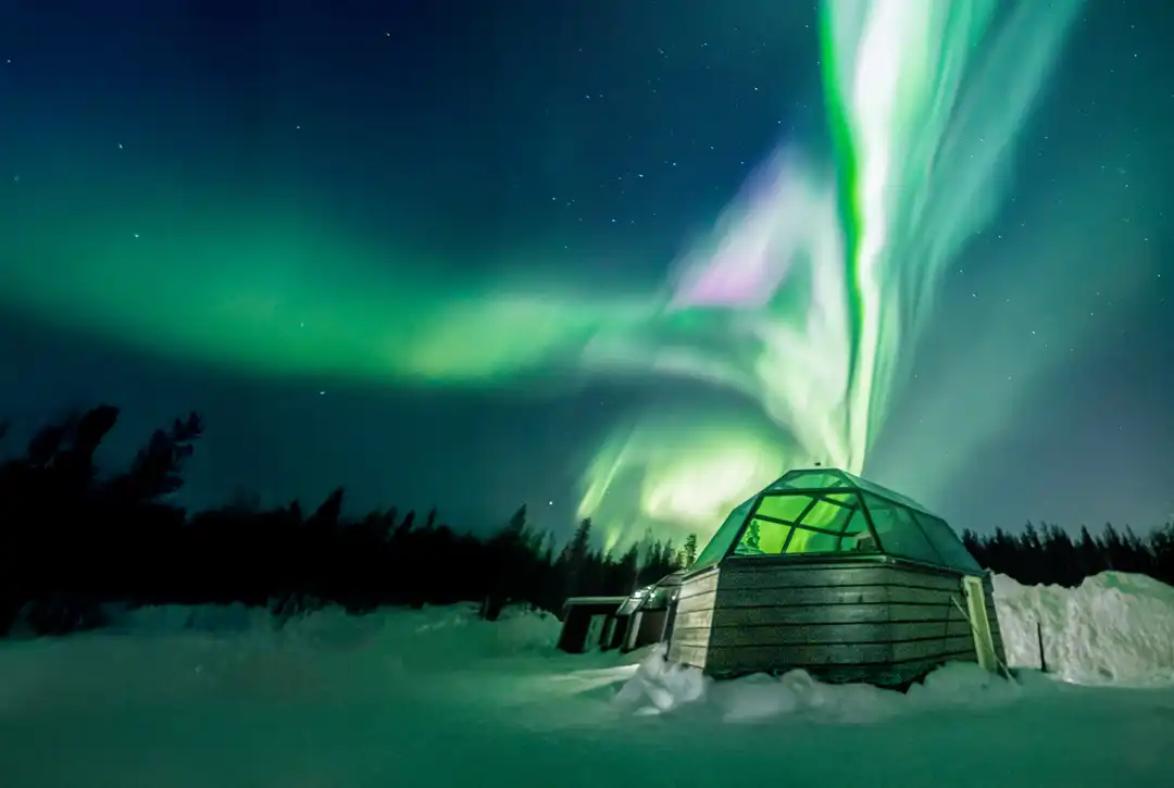 Northern-lights-Glass-igloo-Arctic-SnowHotel 1080x725