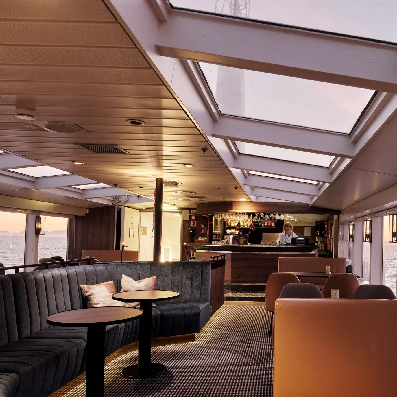 kristiandale-260516-00129-2-Explorer-Lounge-1x1