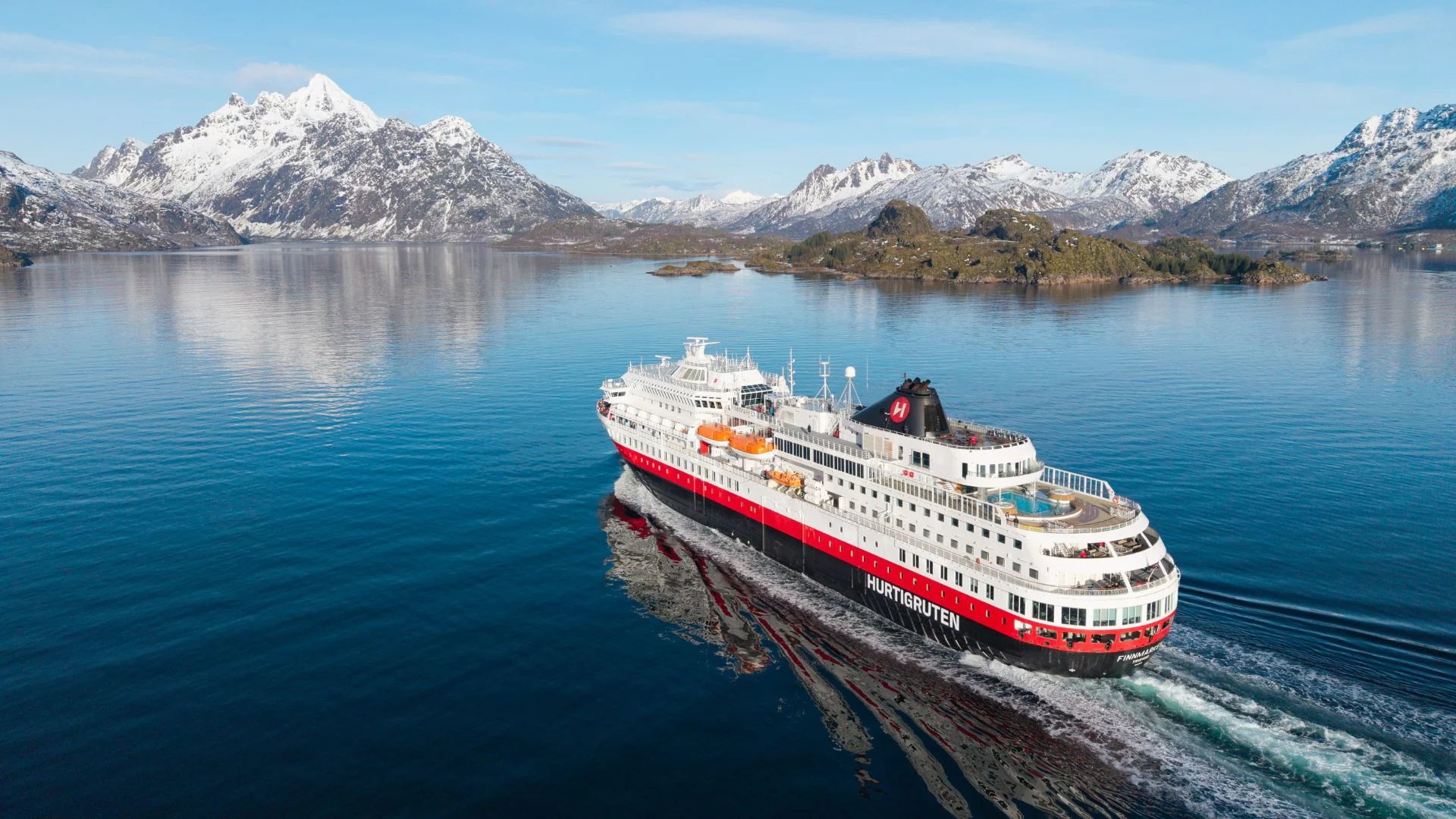 MS-Finnmarken-Sailing-Svolvaer-Stokmarknes-Philipp Hesse