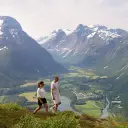 Un couple en randonnée dans les montagnes au-dessus d'Åndalsnes, en Norvège. Photo : Espen Mills