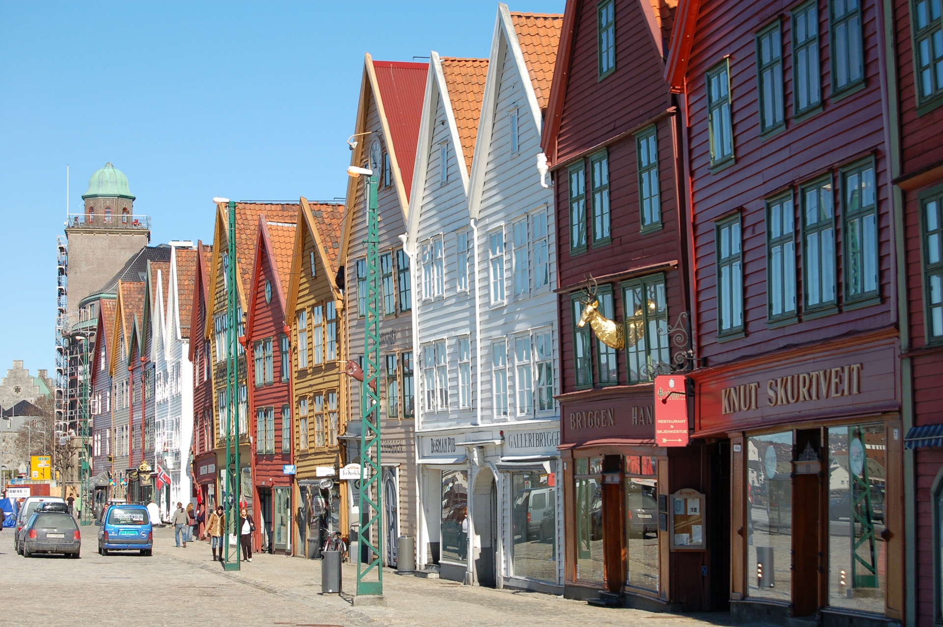 bryggen-bergen-colorful-buildings-blue-sky