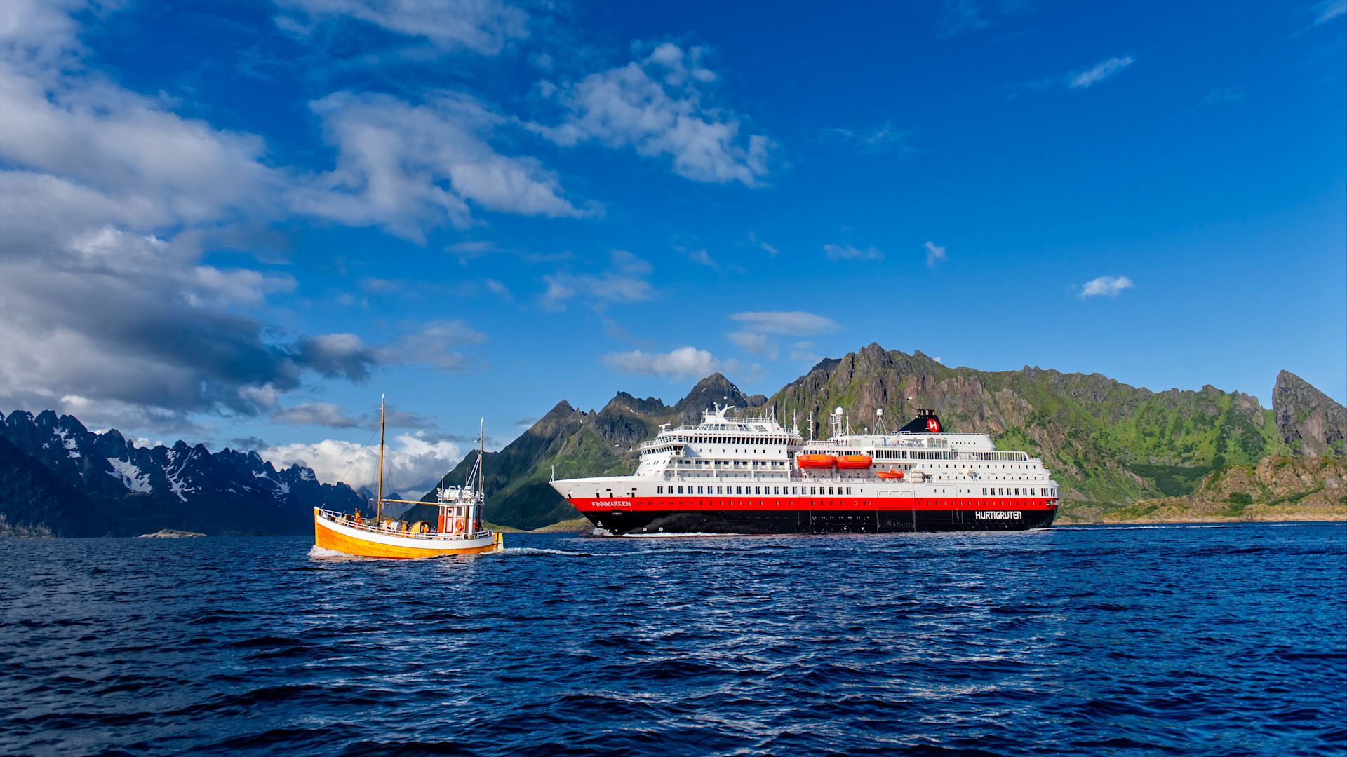 MS Finnmarken mit kleinem Fischboot