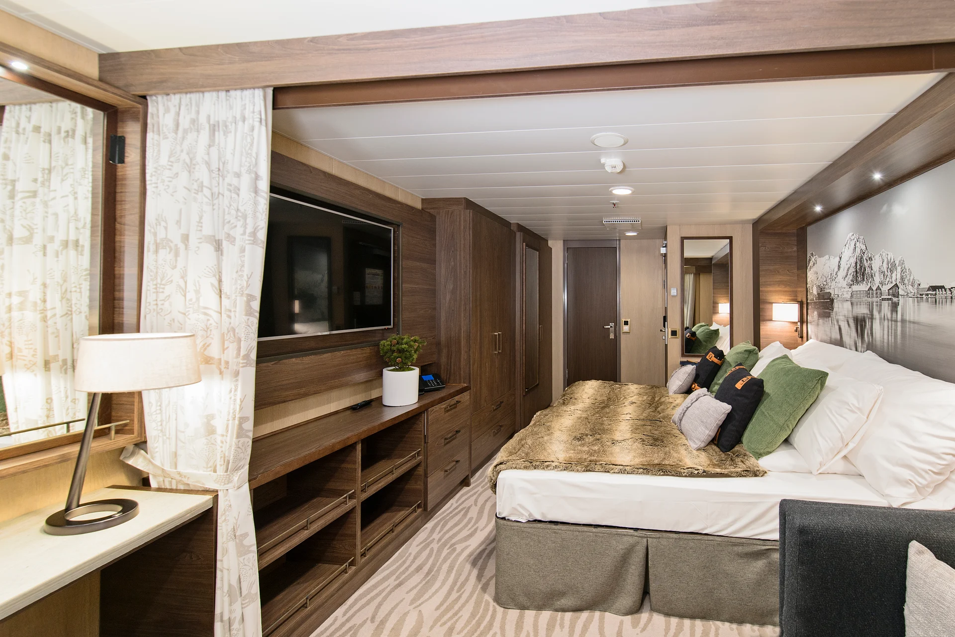 MS Richard With Expedition Suite MG4 Bed with TV