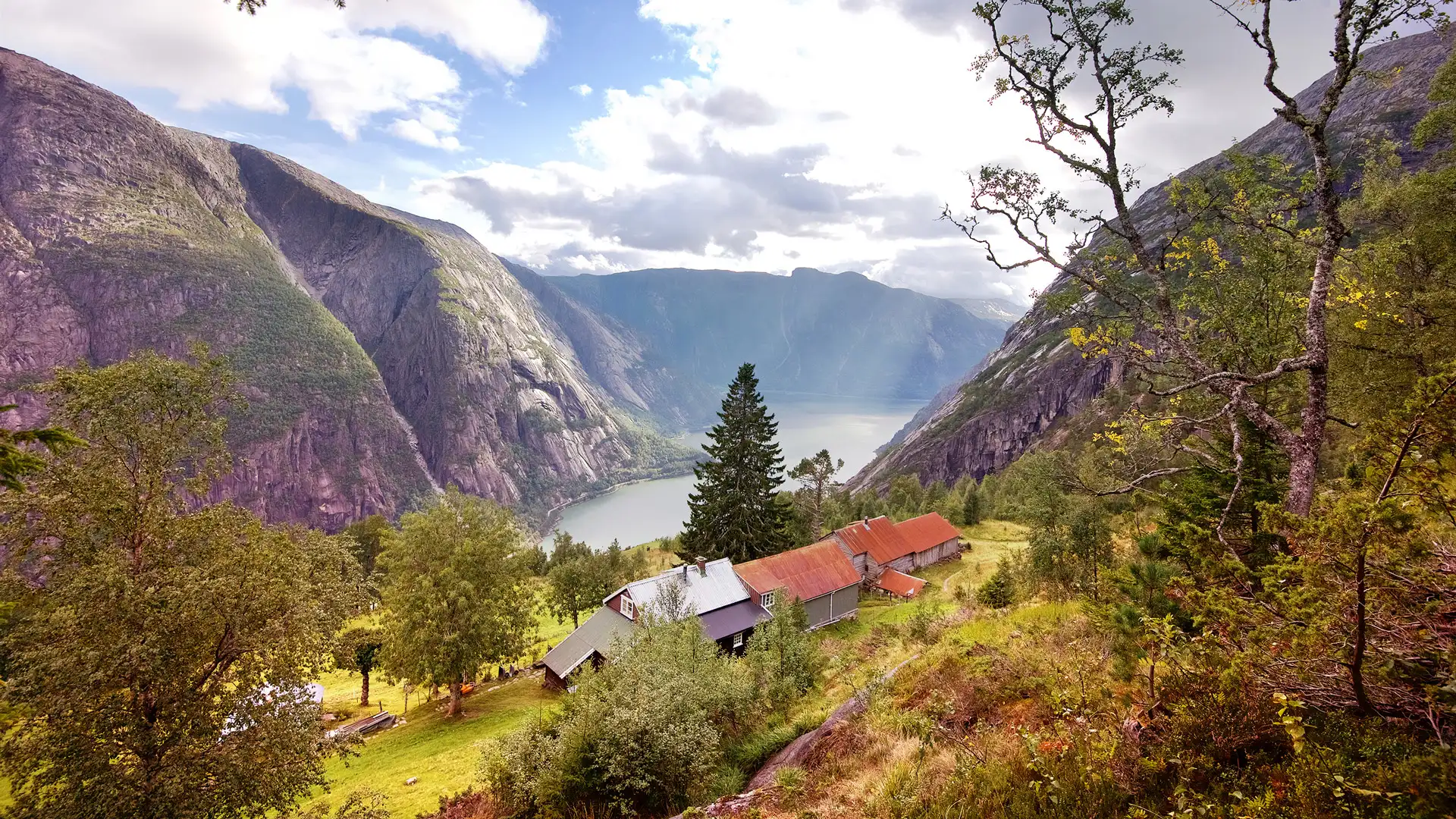 Kjeåsen-Mountain-Farm-Eidfjord-Hardanger-Øyvind-Heen-fjords.com-autumnish-1920x1080