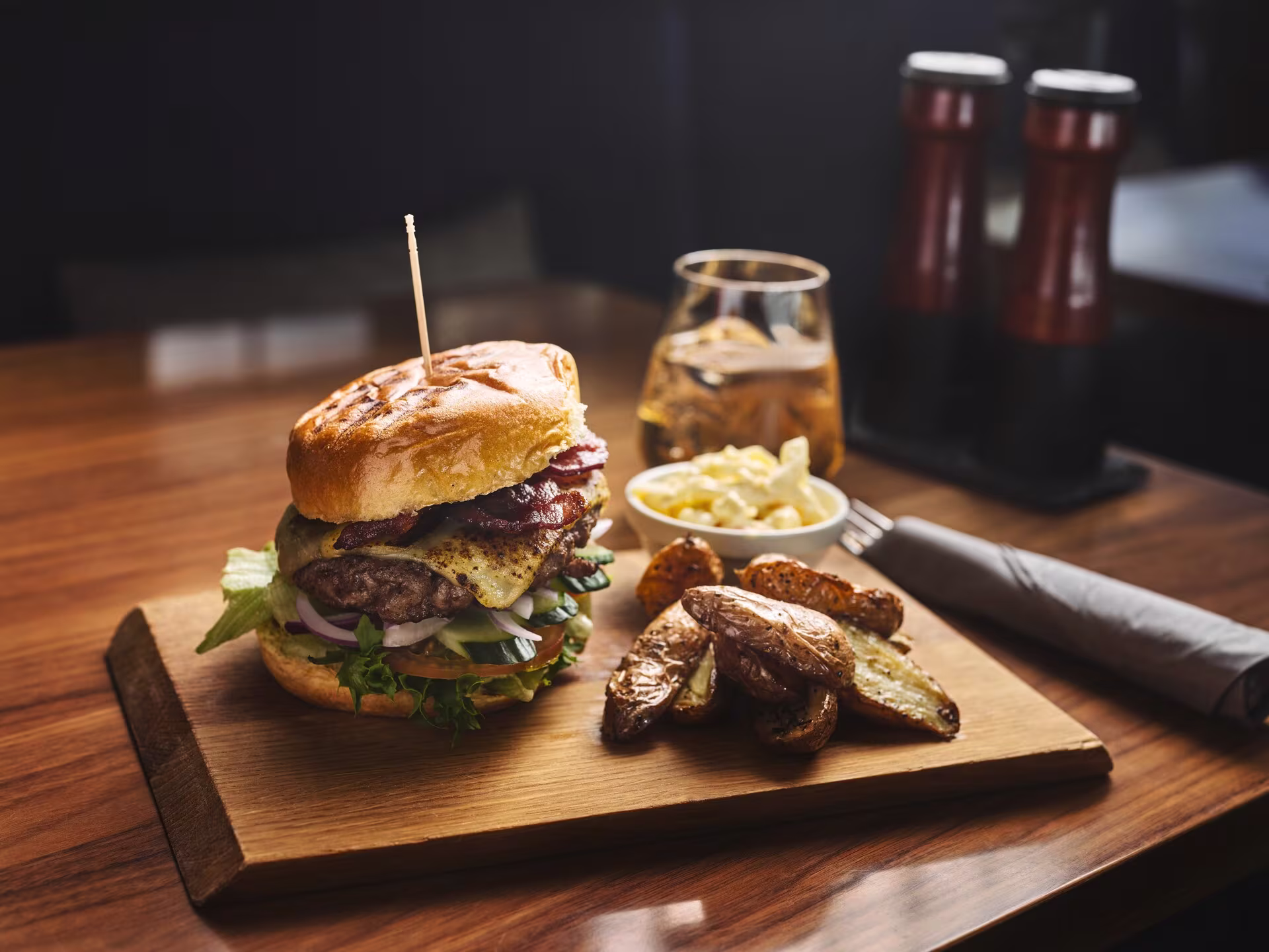 Savourez burgers, sandwichs et salades dans notre bistrot à bord, Brygga