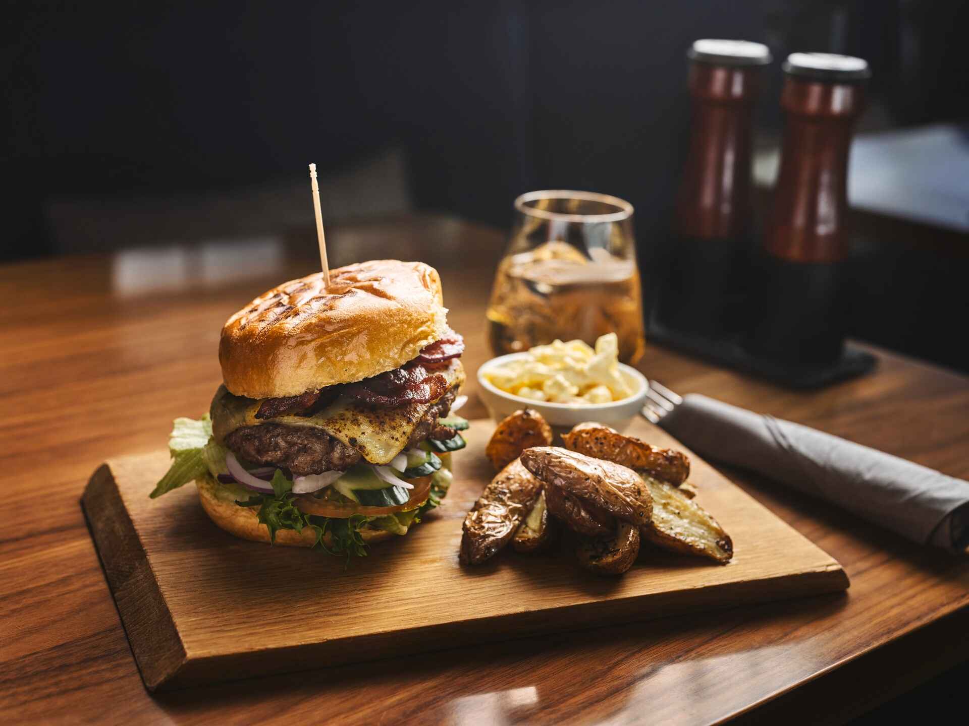 Ein Burger im Bordrestaurant Brygga auf der klassischen Postschiffroute