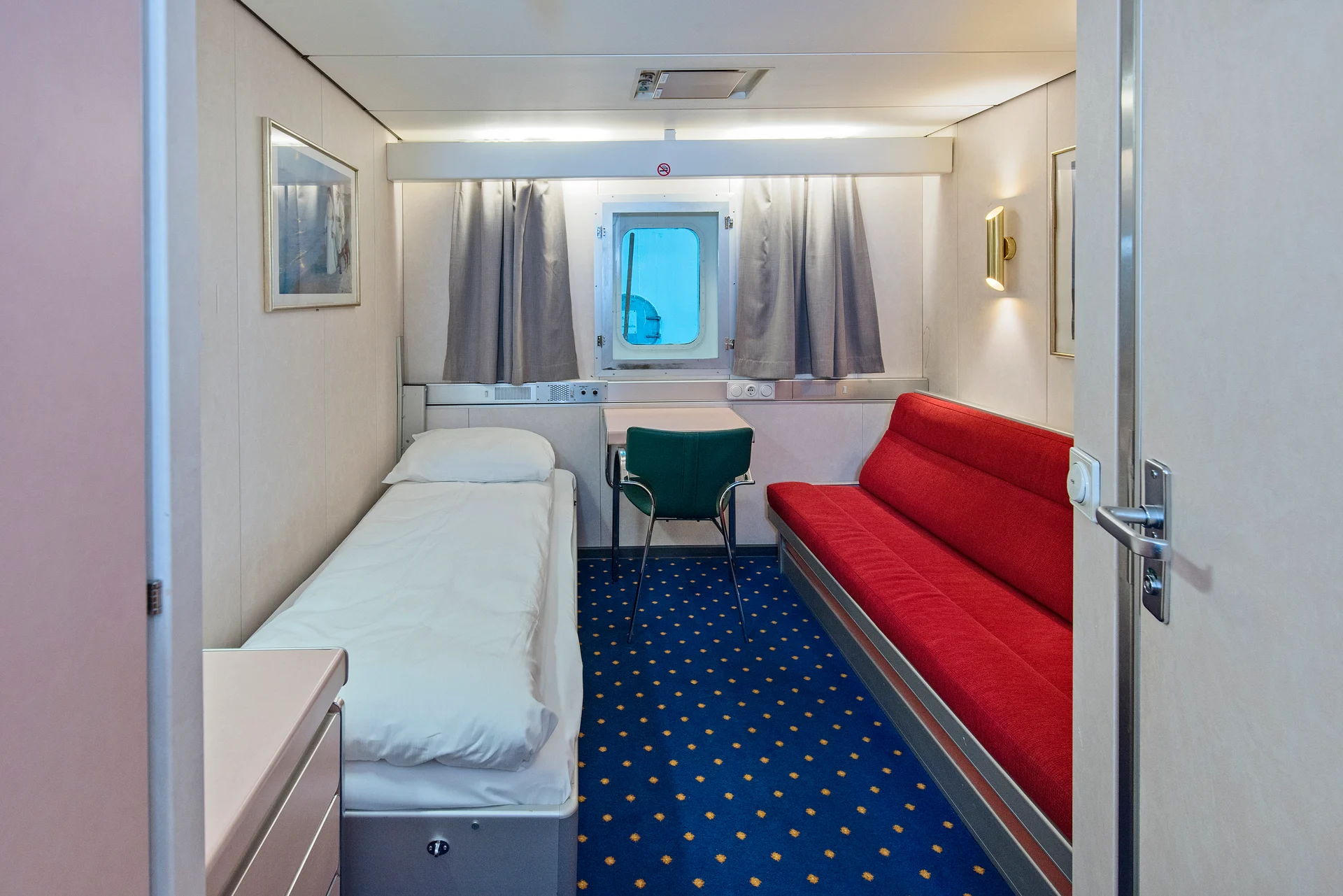 MS Vesteralen Polar Outside J2 Bed with Seating Area and Desk