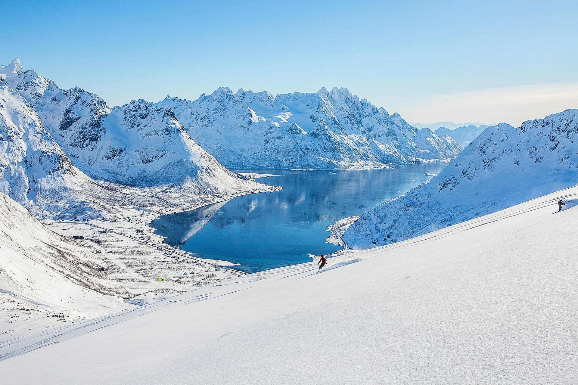 Downhill skiing in spring in Norway. Image copyright: SeilNorge