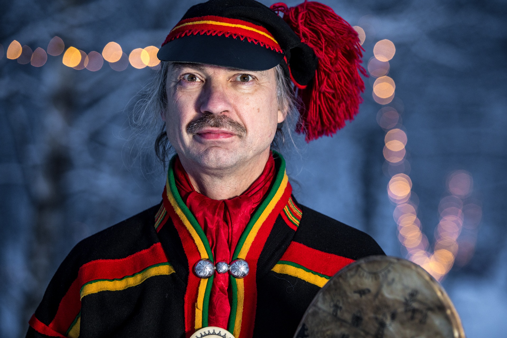 man-traditional-sami-clothes-isogaisa