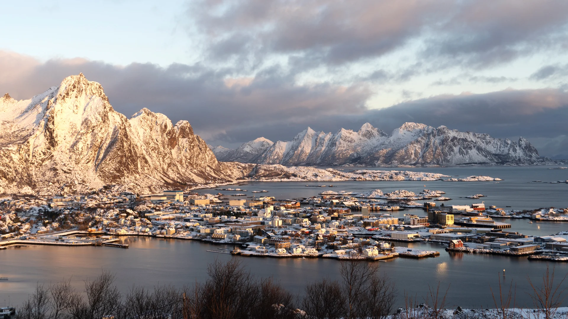 Svolvær-in-Lofoten-winter-Christine-Baglo-Visit-Norway-1920x1080