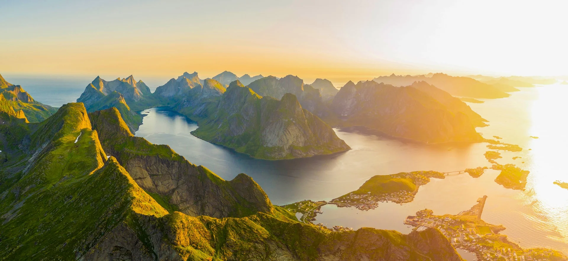 Midnattssolen skinner over Reine i Lofoten