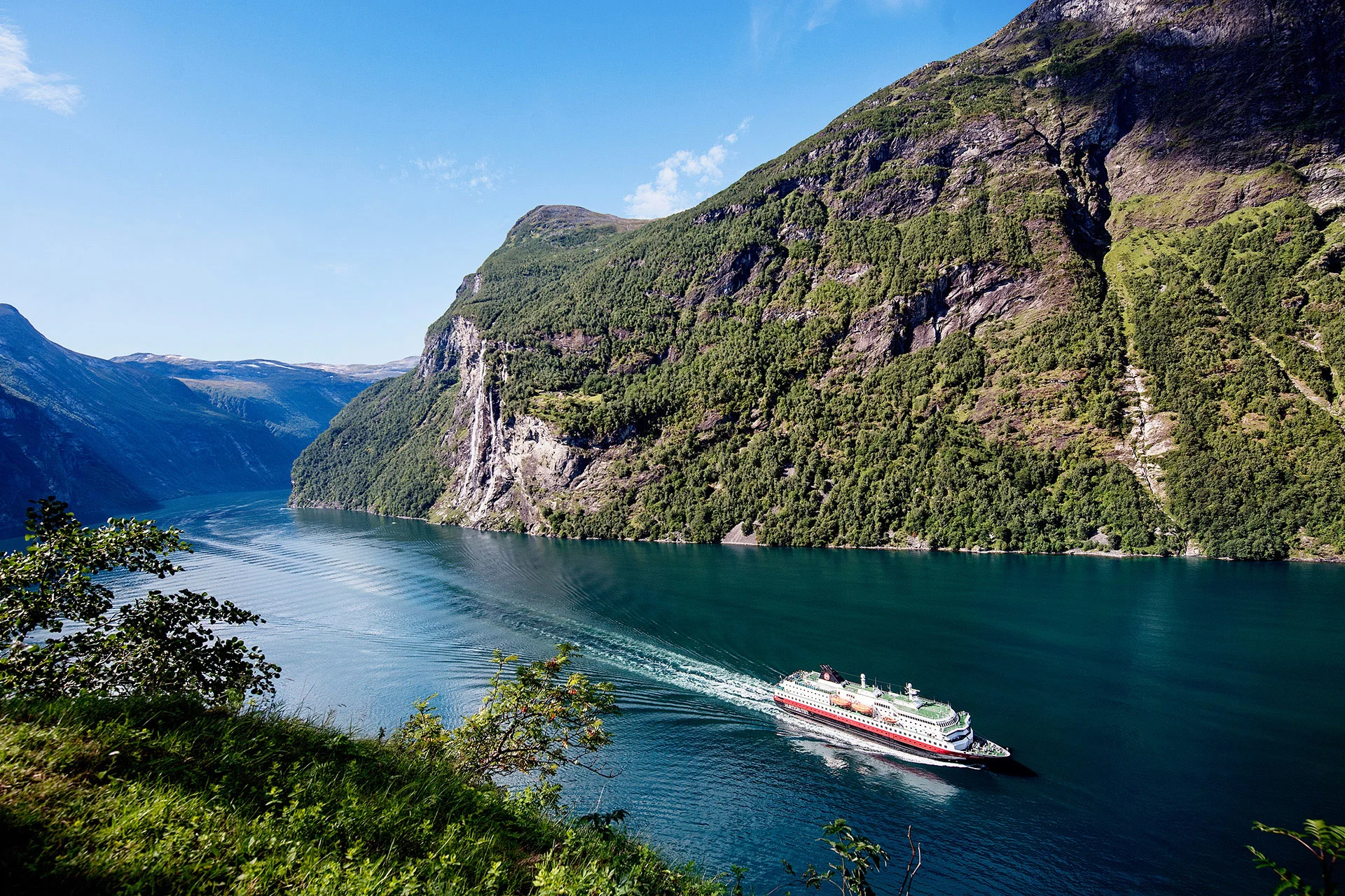 Le MS Nordlys naviguant dans le Geirangerfjord en Norvège