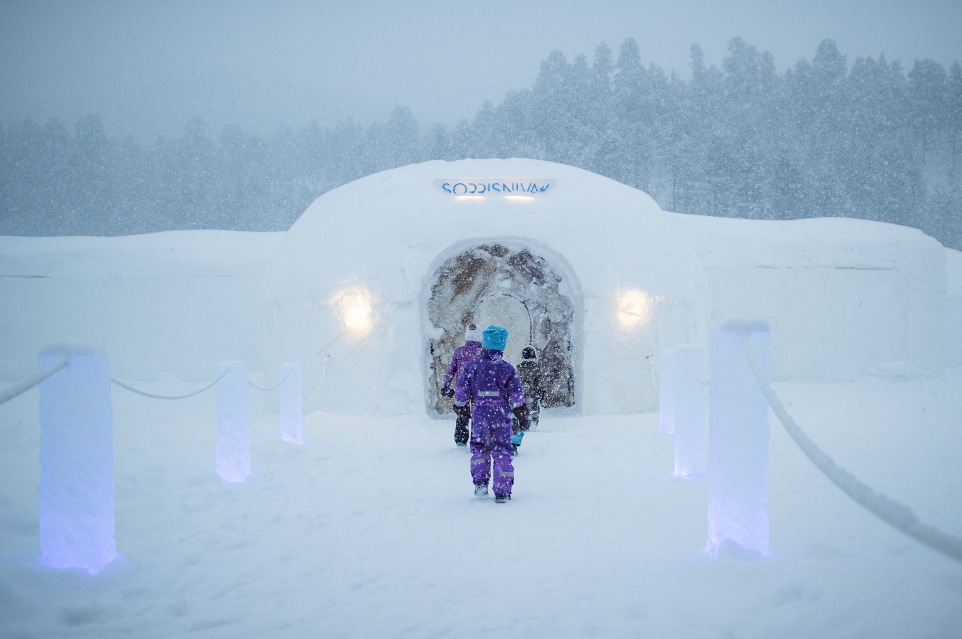 people-walking-into-sorrisniva-igloo-hotel