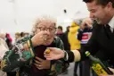 Une femme essaie une cuillère d'huile de foie de morue lors de la traversée du cercle polaire arctique par Hurtigruten.