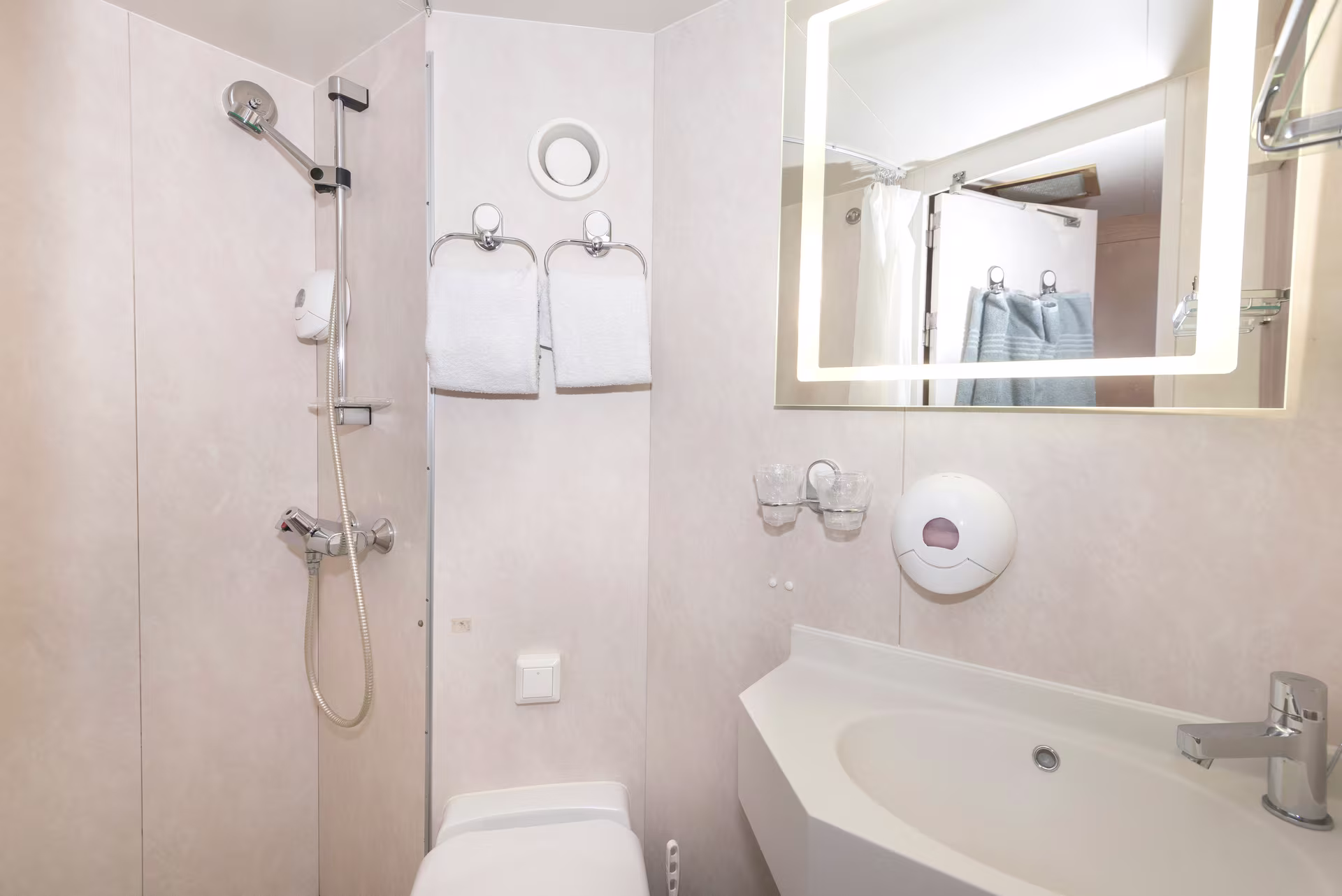 MS Polarlys Arctic Superior U2D Bathroom