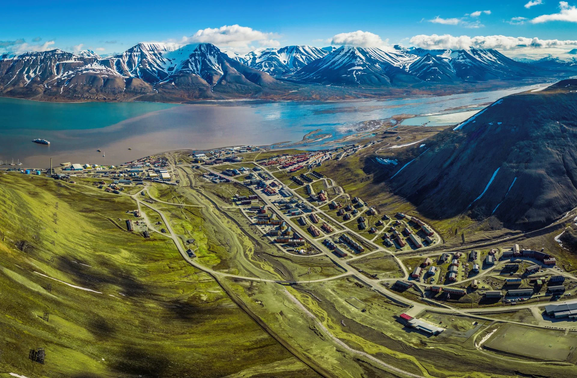 Longyearbyen Svalbard HGR 153441 Photo Shutterstock-Edit-1
