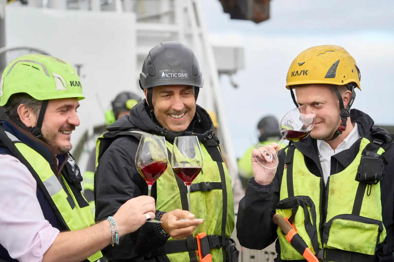 Tani Gurra, Enrico Rivetto und Henrik Jahnsen, Präsident des norwegischen Sommelier-Verbands, bereiten sich auf die Verkostung des „Arctic Barolo“ vor