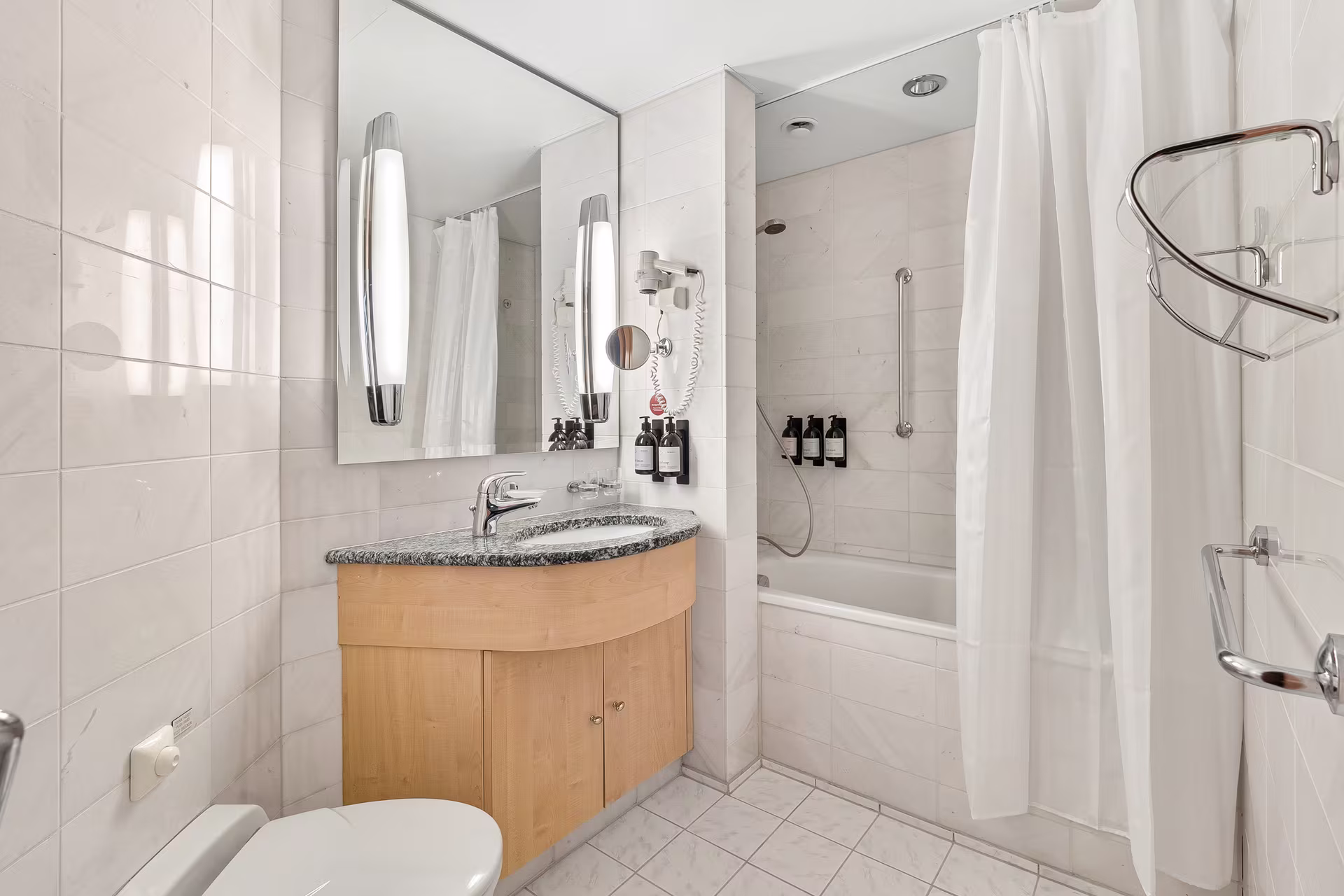 Expedition Suite MX MS Trollfjord Bathroom