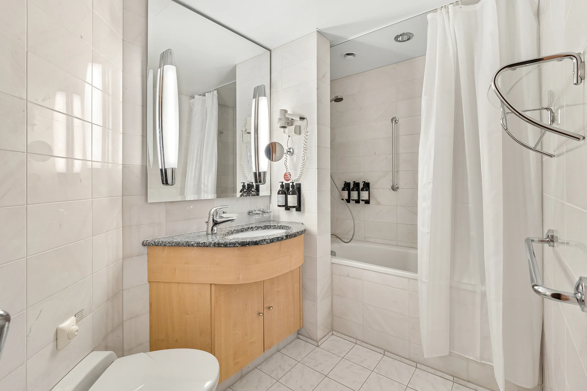 Expedition Suite MX MS Trollfjord Bathroom