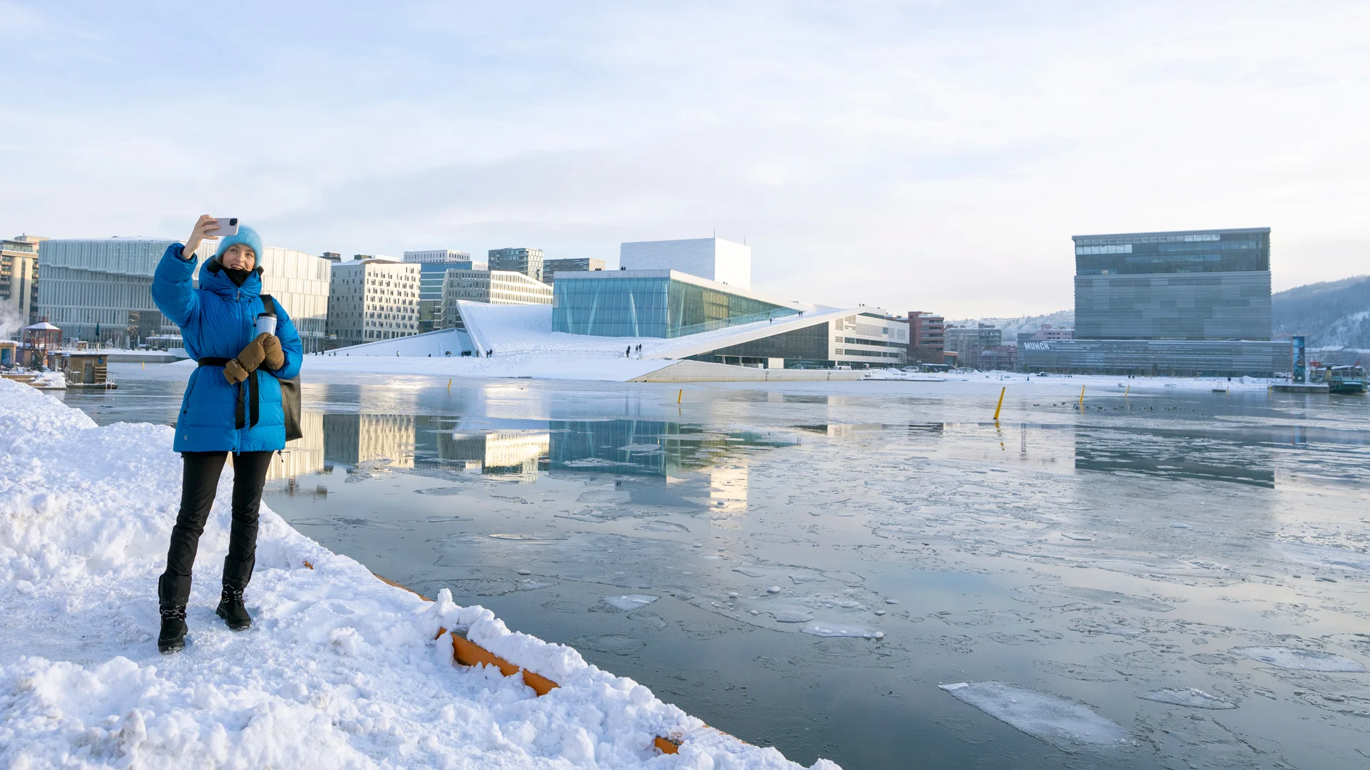 Woman-taking-selfies-in-Oslo © Fredrik-Ahlsen-Visit-Norway 1920x1080