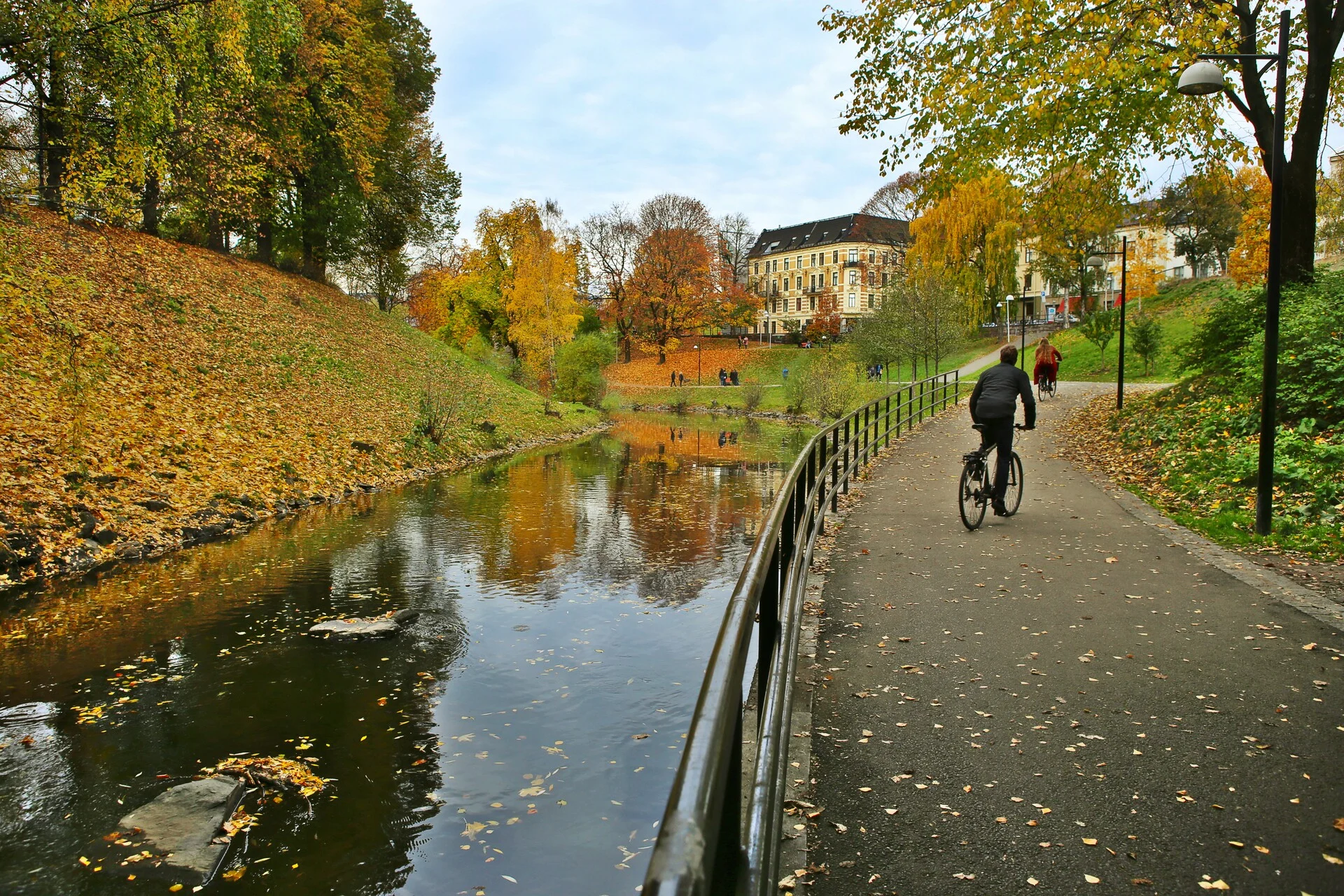cycling-autumn-oslo-153699-shutterstock