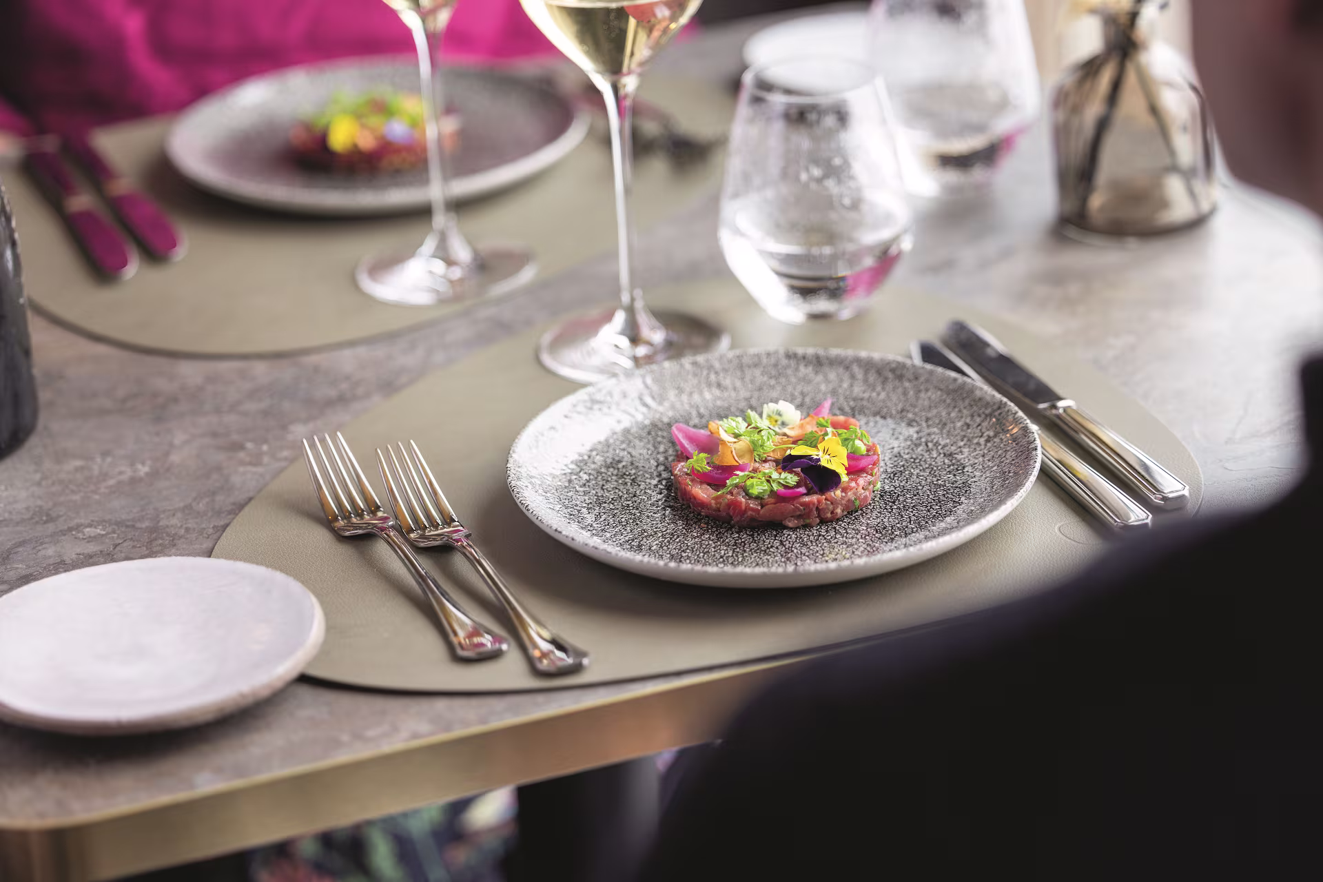 Spis i stil på vores prisvindende gourmetrestaurant, Røst.