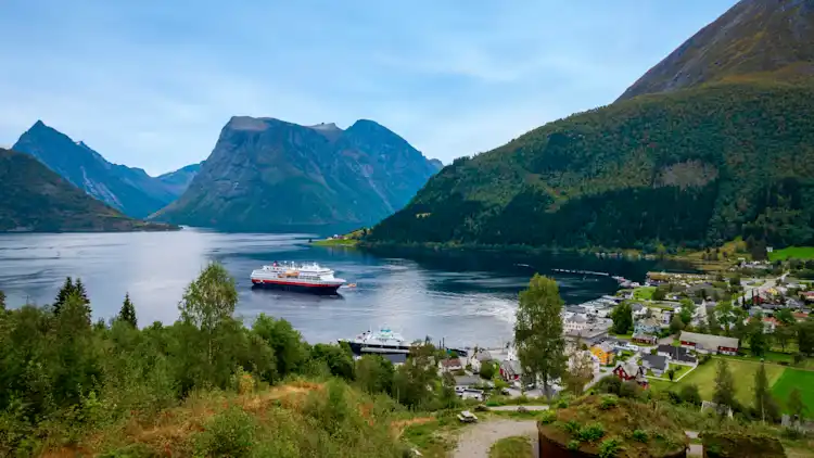 Sæbø | Utforska Hjørundfjorden i Norge | Hurtigruten SE