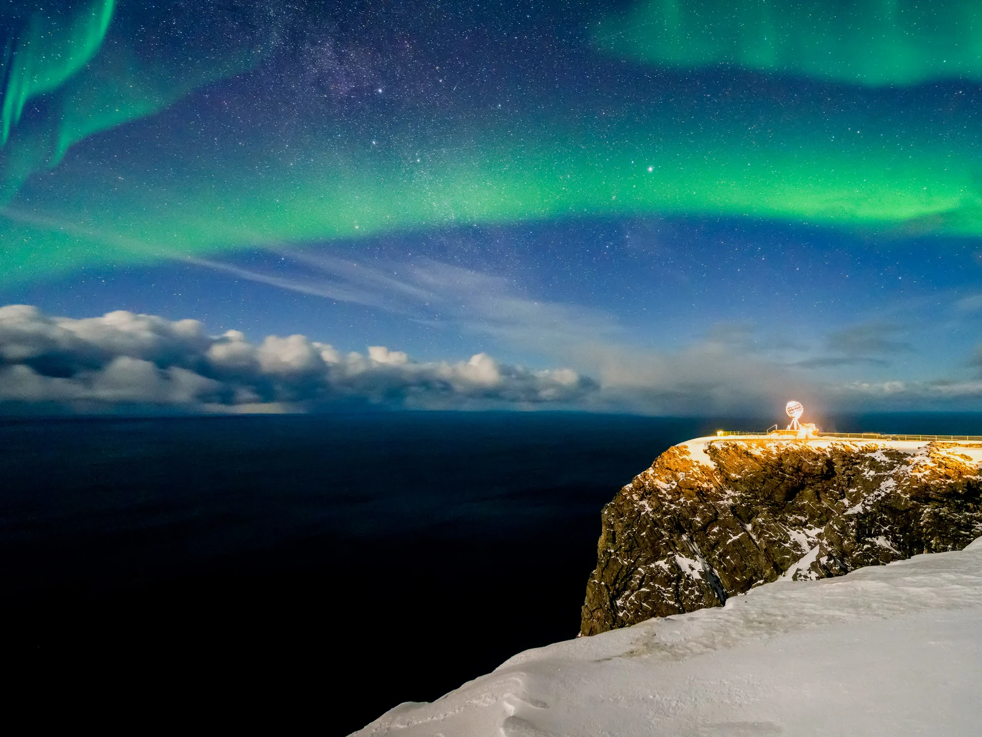 Das Nordkap in Norwegen unter Nordlicht-Himmel