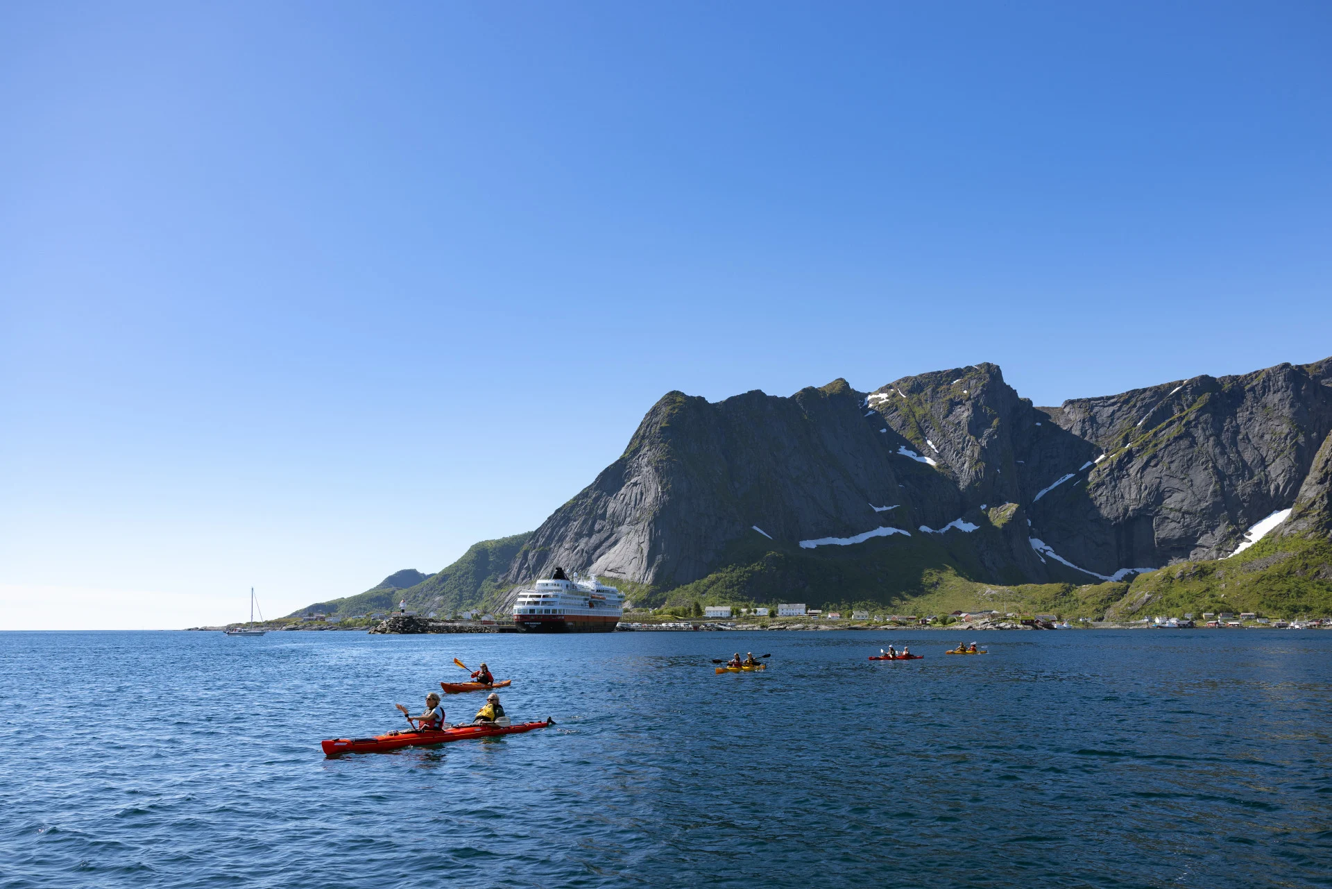 kayaking-in-reine-Espen Mills