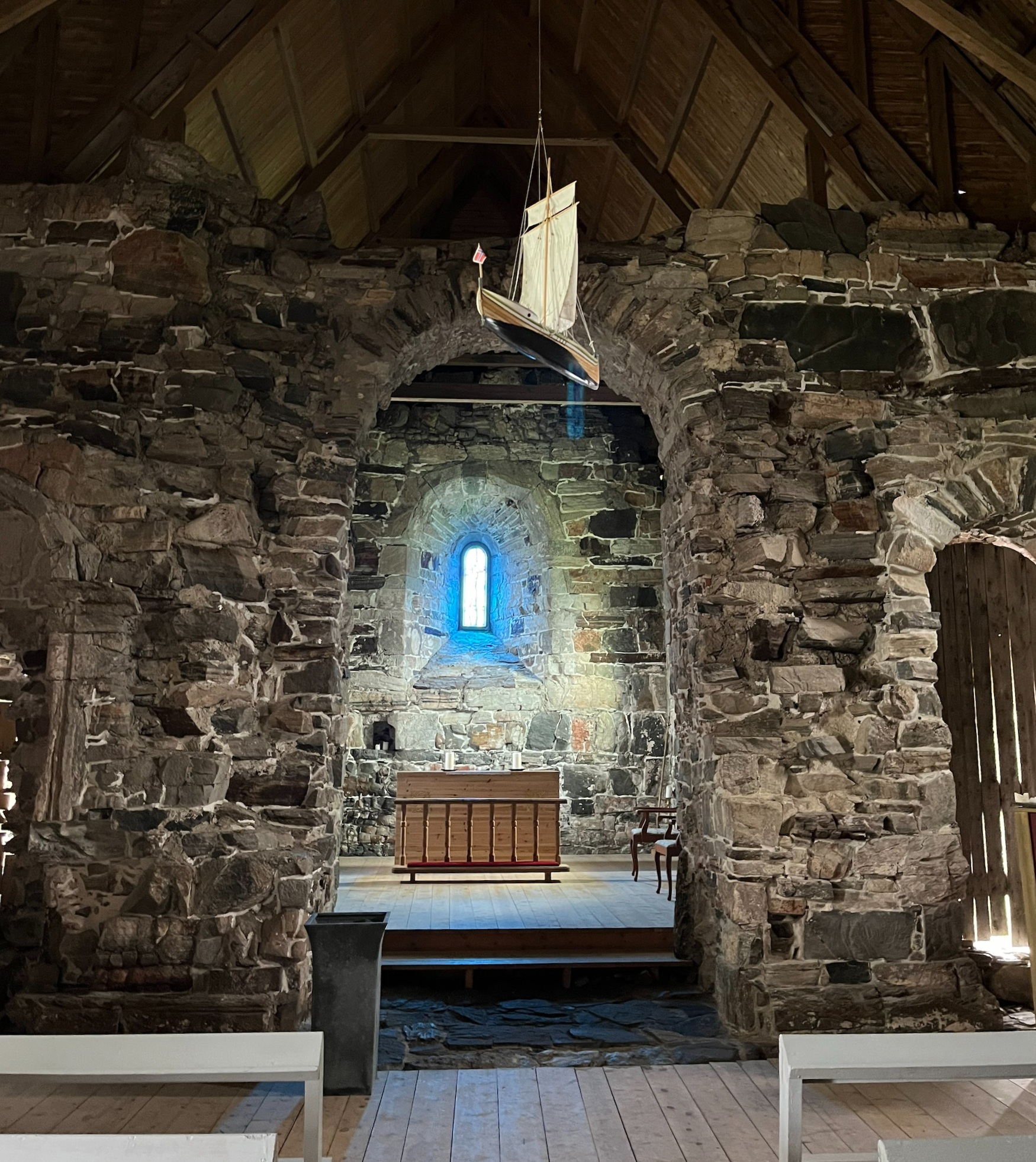 nærøya-medieval-church-interior