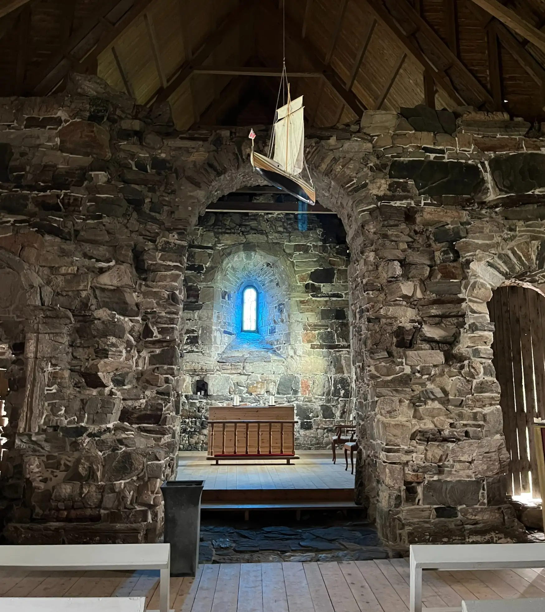 nærøya-medieval-church-interior