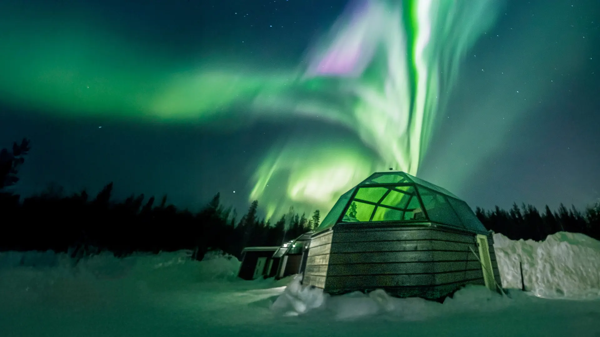 Northern-lights-Glass-igloo-Arctic-SnowHotel-&-Glass-Igloos 1x1