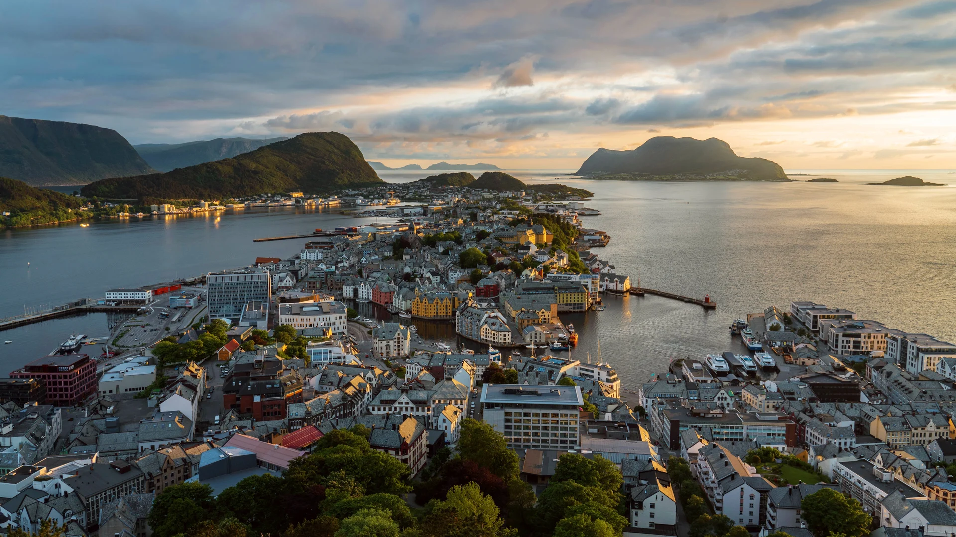 Alesund-pexels-suju-25560332-1920x1080