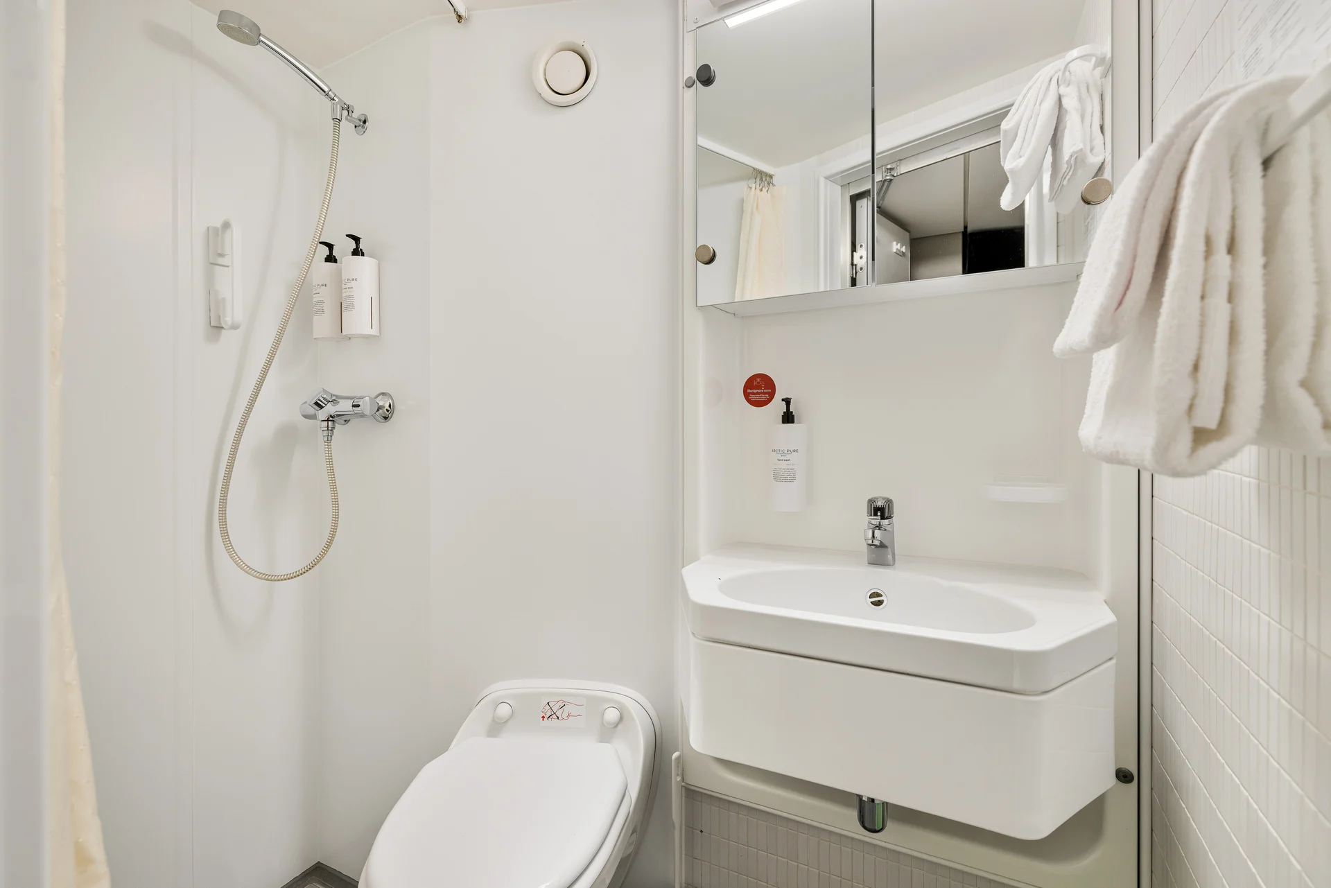 MS-Vesteralen-Expedition-Suite-Bathroom-2026.01.12-01-Espen-Mills