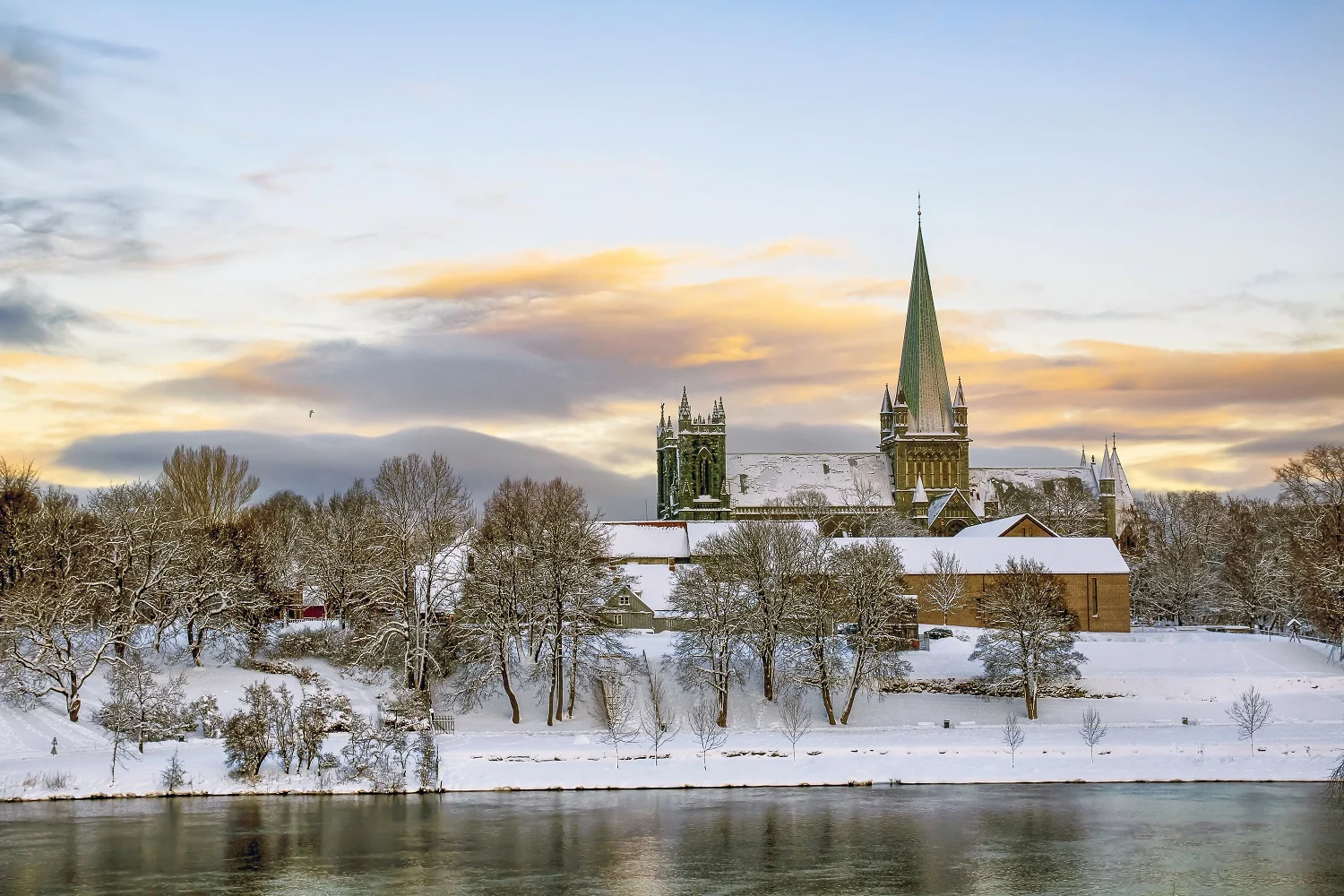 La cathédrale de Nidaros en hiver sous un manteau de neige