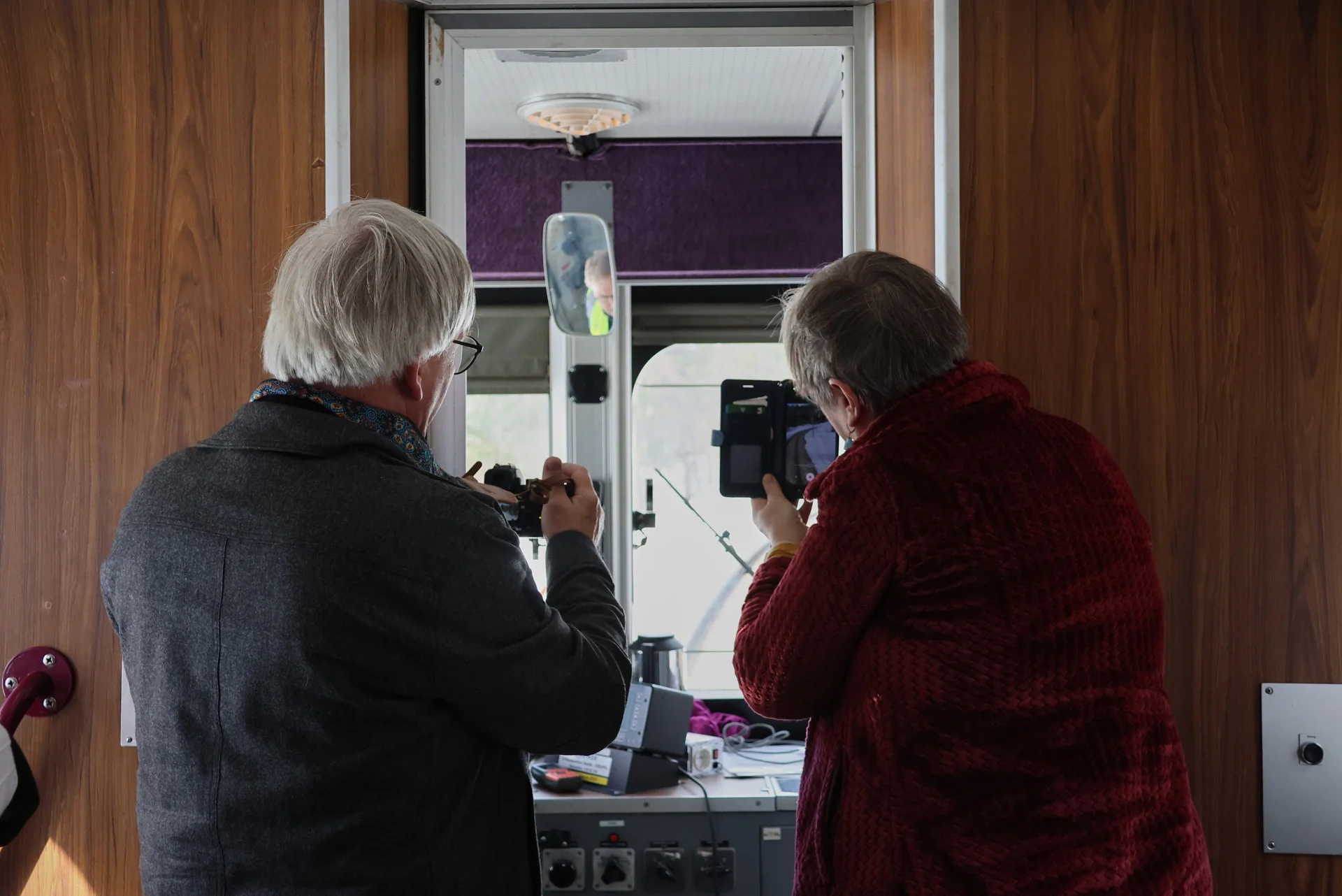 passengers-on-train-photohraphing-cab