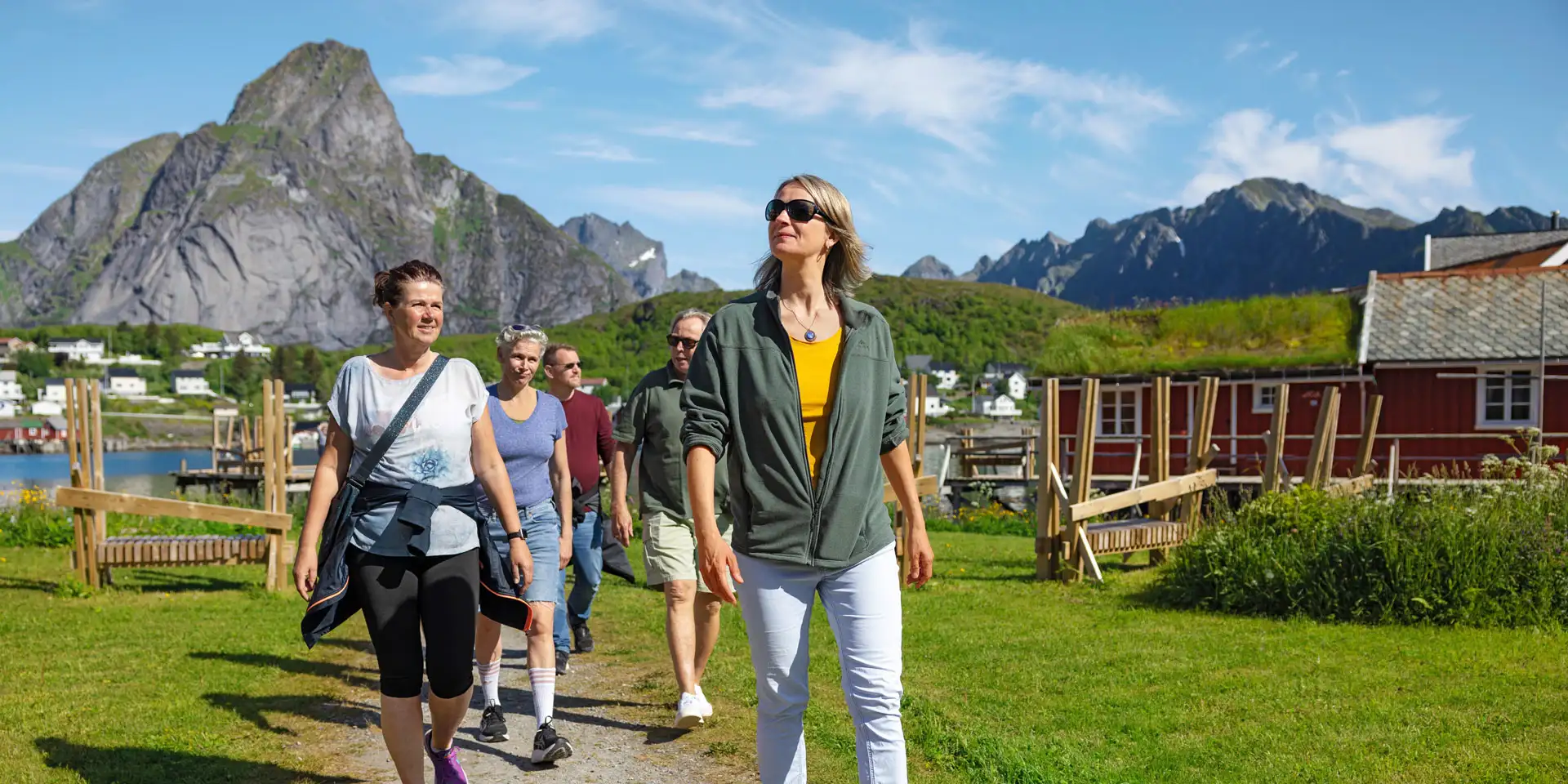 People-Hiking-Reine-Lofoten-Espen-Mills