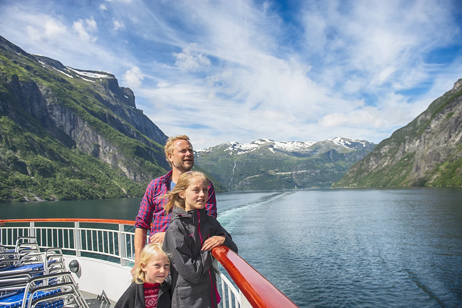 Family admiring the Geiranger fjord HGR 112149 Photo Agurtxane Concellon 2