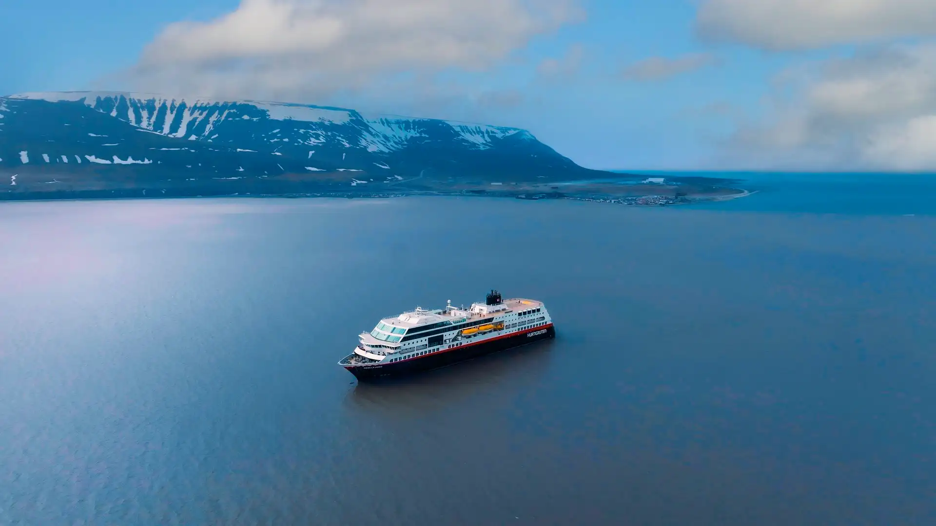 MS Trollfjord fährt vor Spitzbergen an einem arktischen Fjord vorbei
