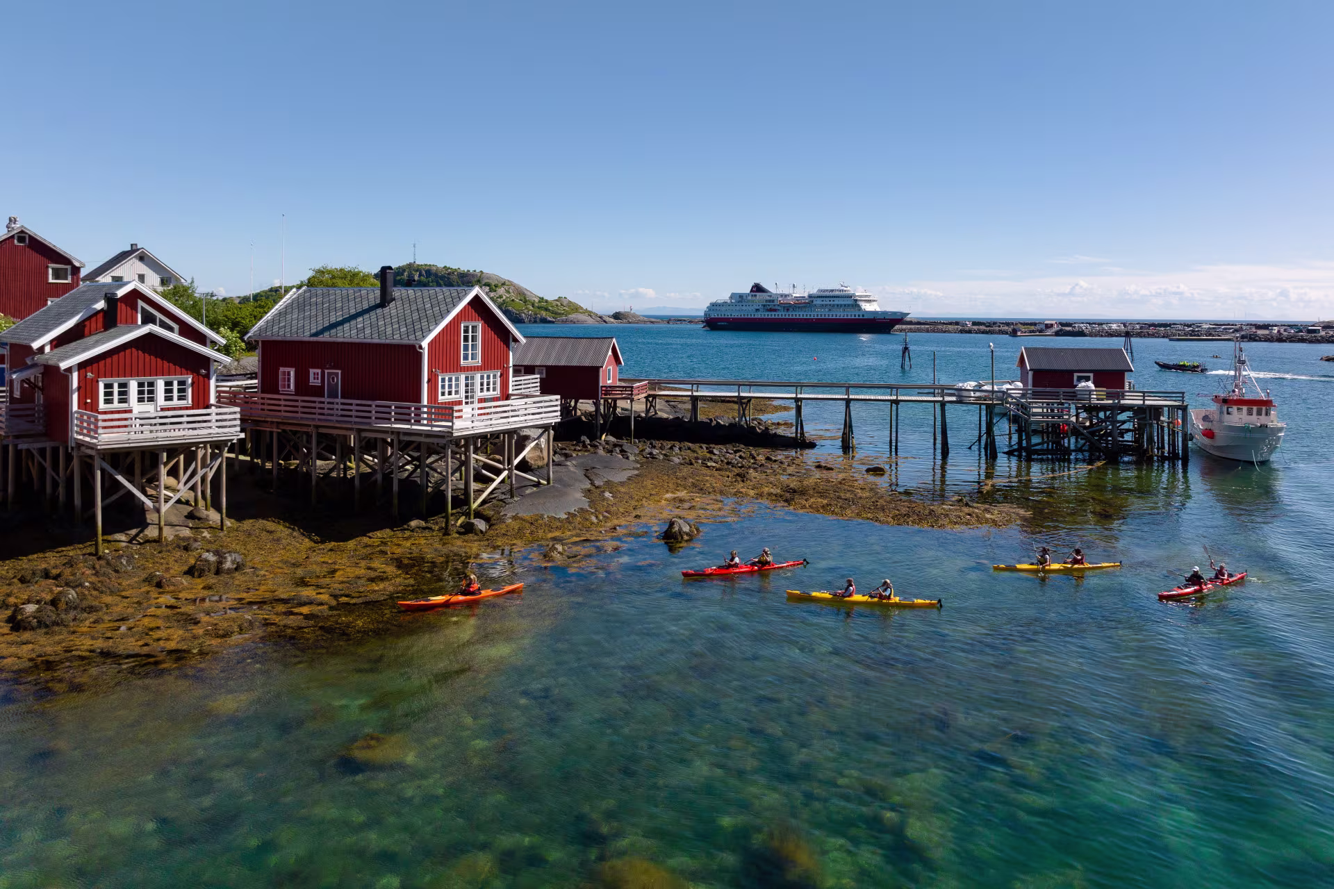 Velg å bli med på en kajakktur for å utforske det spektakulære landskapet i Lofoten.